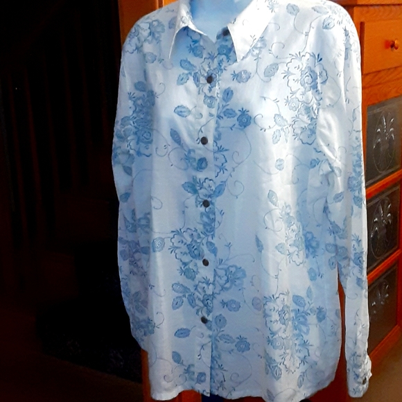 Alfred Dunner Tops - Alfred Dunner button down white & blue blouse